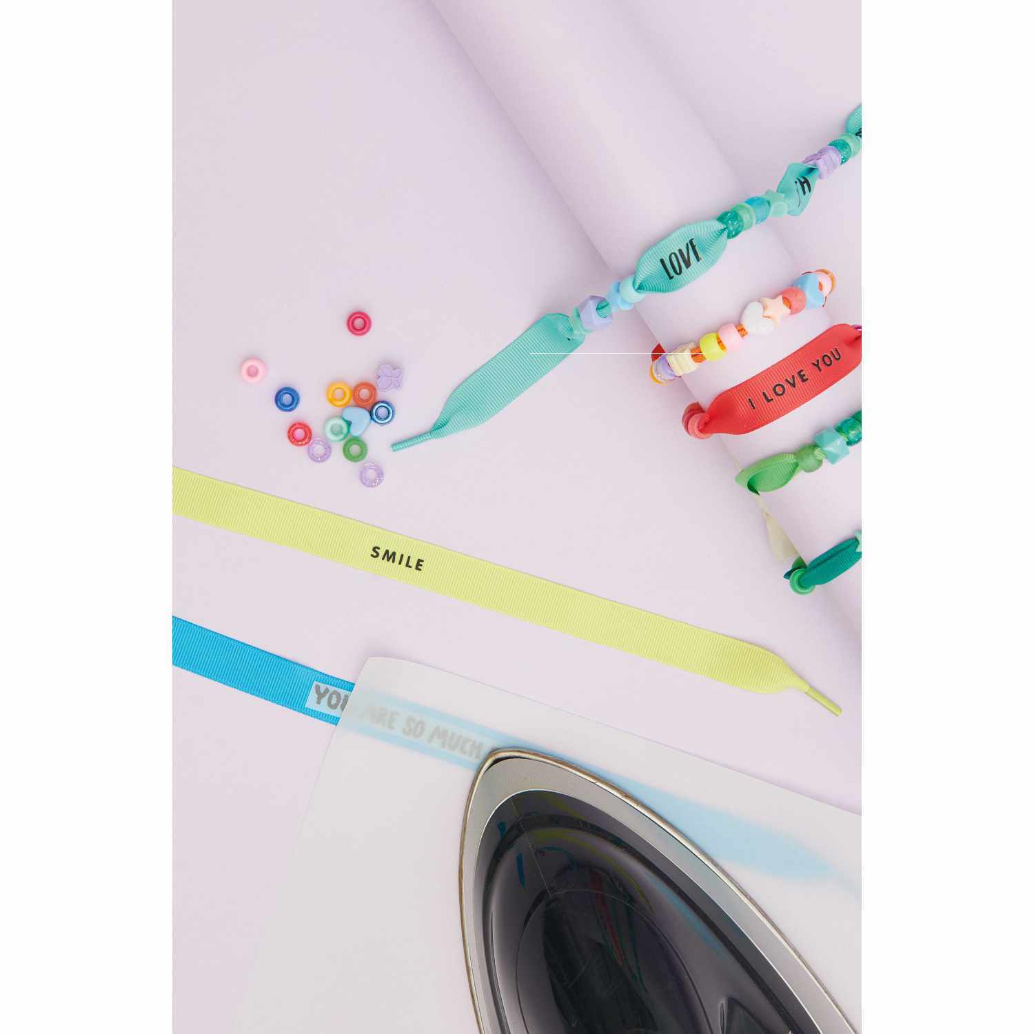 Itoshii - Ponii Beads Bügelmotiv Slogans mit bunten Perlen und Armbändern, ideal für kreative Designs.