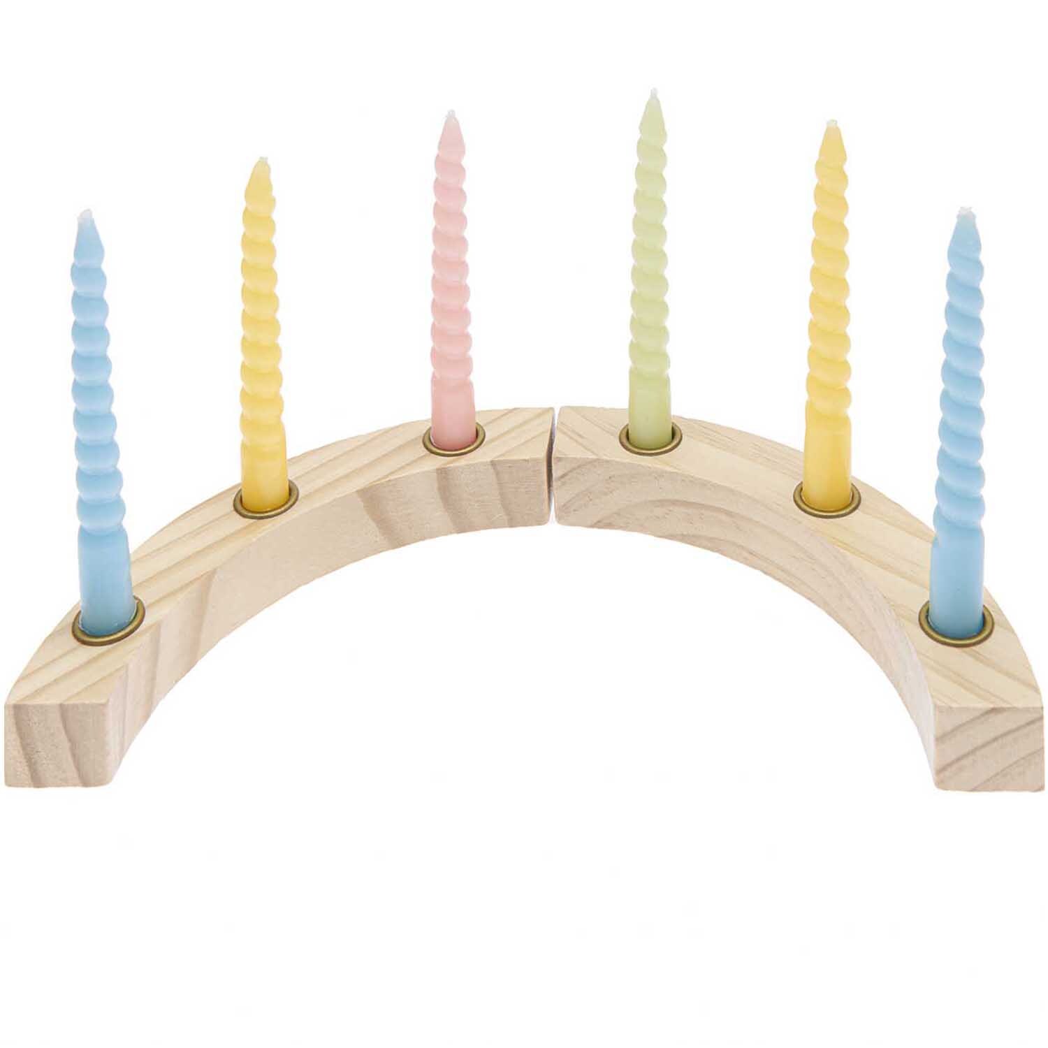 Geburtstagsset aus Kiefernholz mit bunten Kerzen auf einem gebogenen Holzständer von Rico Design.