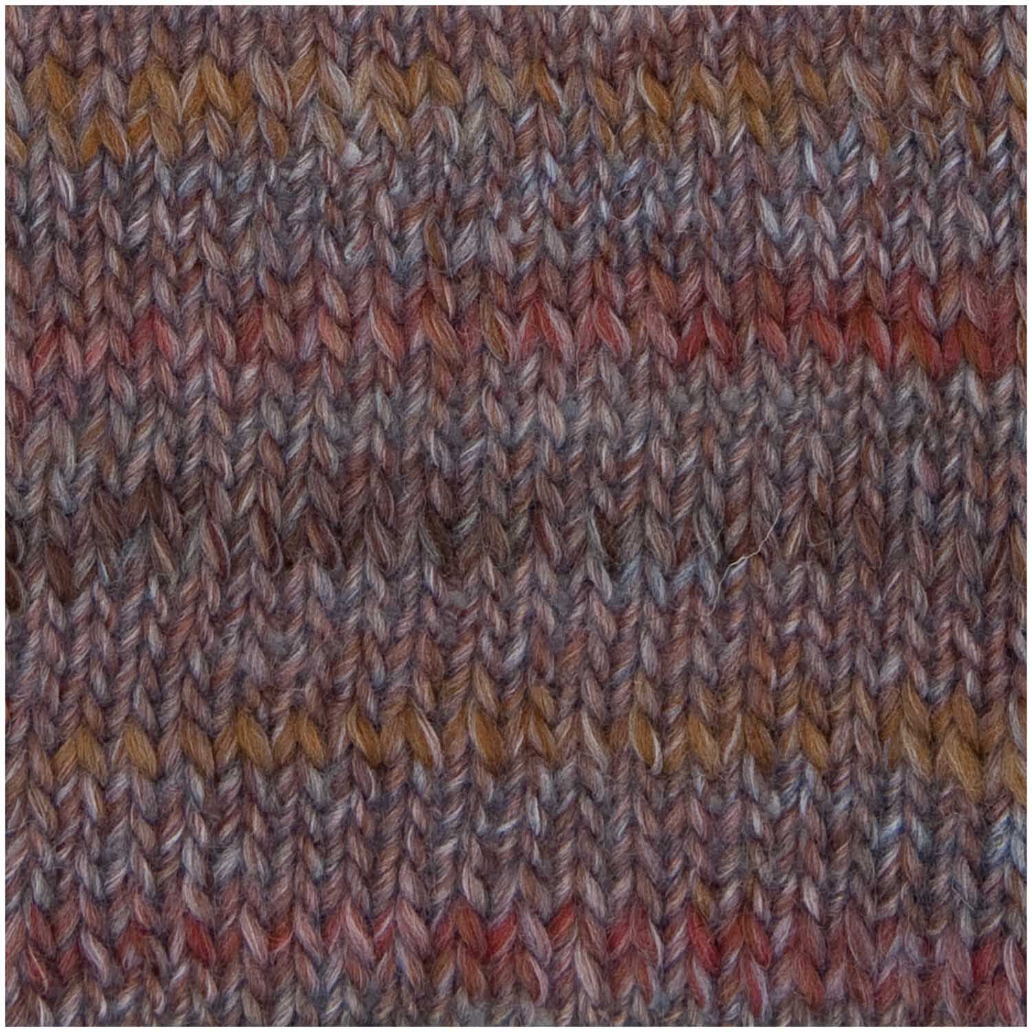 Fashion Flame: Nahaufnahme von gestricktem Garn in Hellblau und Rost, 50g 90m, von Rico Design.