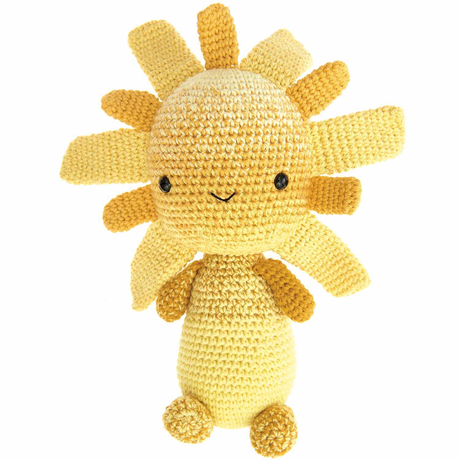 Häkelset Sun-Head: Gelbe, gehäkelte Sonnenfigur mit fröhlichem Gesicht und Strahlen aus Ricorumi.
