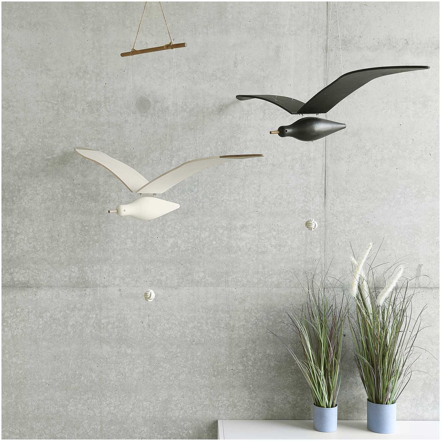 Dünengras im Topf 53cm von Rico Design neben zwei fliegenden Möwen an einer grauen Betonwand.