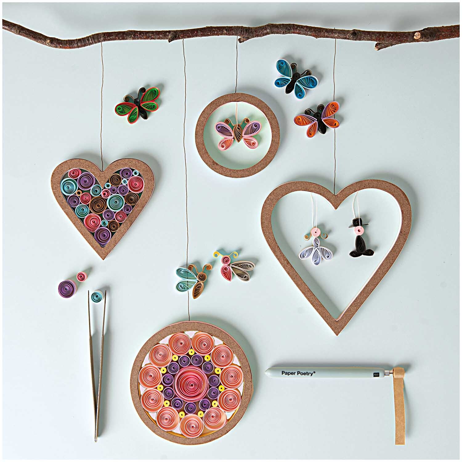 Pinzette 11,5cm von Rico Design neben bunten Quilling-Kunstwerken und einem Stift auf weißem Hintergrund.