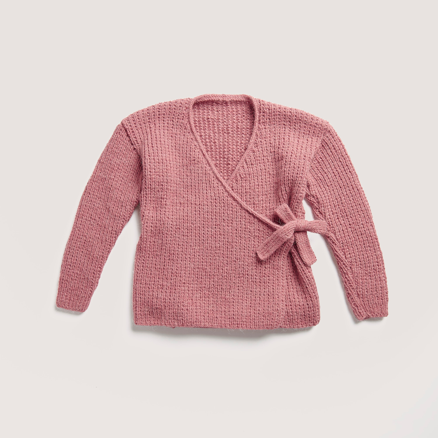 Strickset Wickeljacke Modell 19 aus Rico Kids 13, rosa, aus weicher Alpaka-Wolle mit Wickelband. Ideal für Kinderbekleidung.
