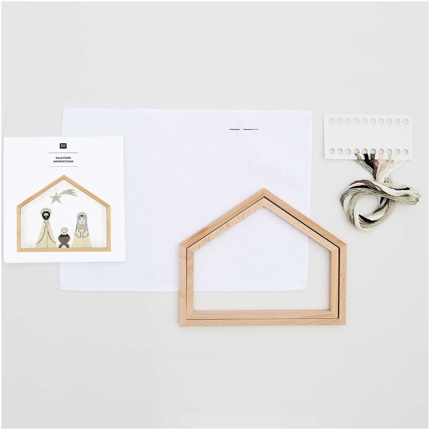 Stickpackung Krippe klein 20x16,5 von Rico Design: Set mit Holzrahmen, Garn und Anleitung für eine weihnachtliche Stickerei.