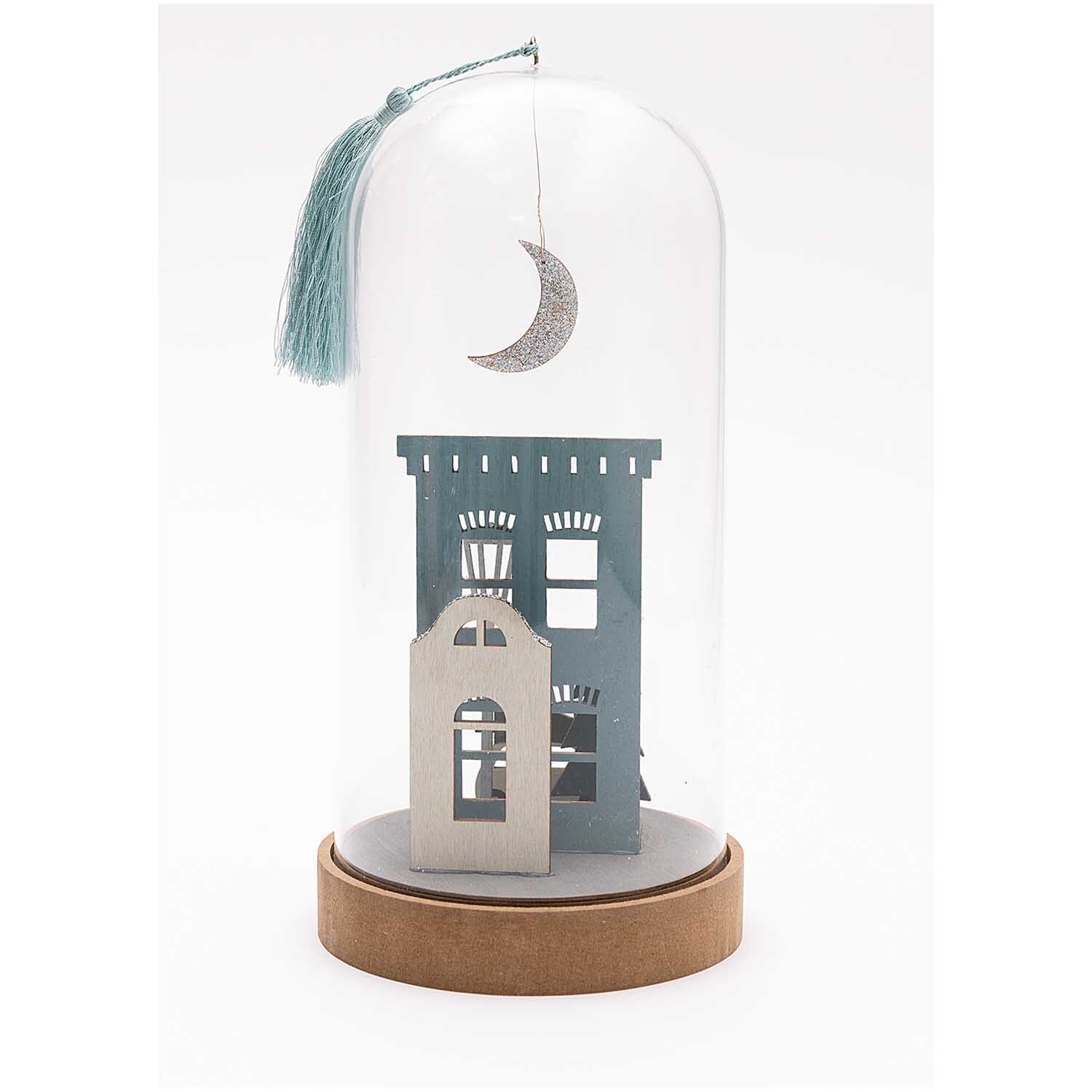 Holzdeko-Set Stadt für XL-Dekohaube: 6-teiliges Set von Rico Design mit Stadtmotiv unter einer Glashaube, verziert mit einem Mondanhänger.