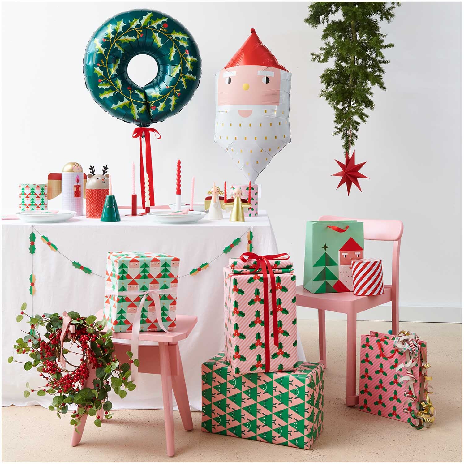 Folienballon Weihnachten Kranz von Rico Design in festlicher Tischdekoration mit Geschenken und Weihnachtsbaum.