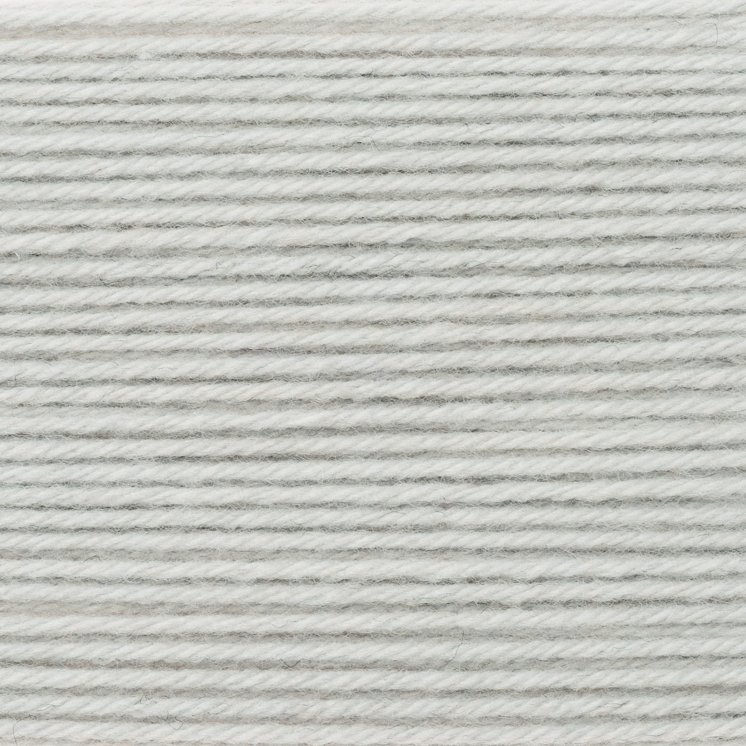 Rico Baby Classic dk: Nahaufnahme von hellgrauem Garn von Rico Design, 50g Knäuel mit 165m Länge.