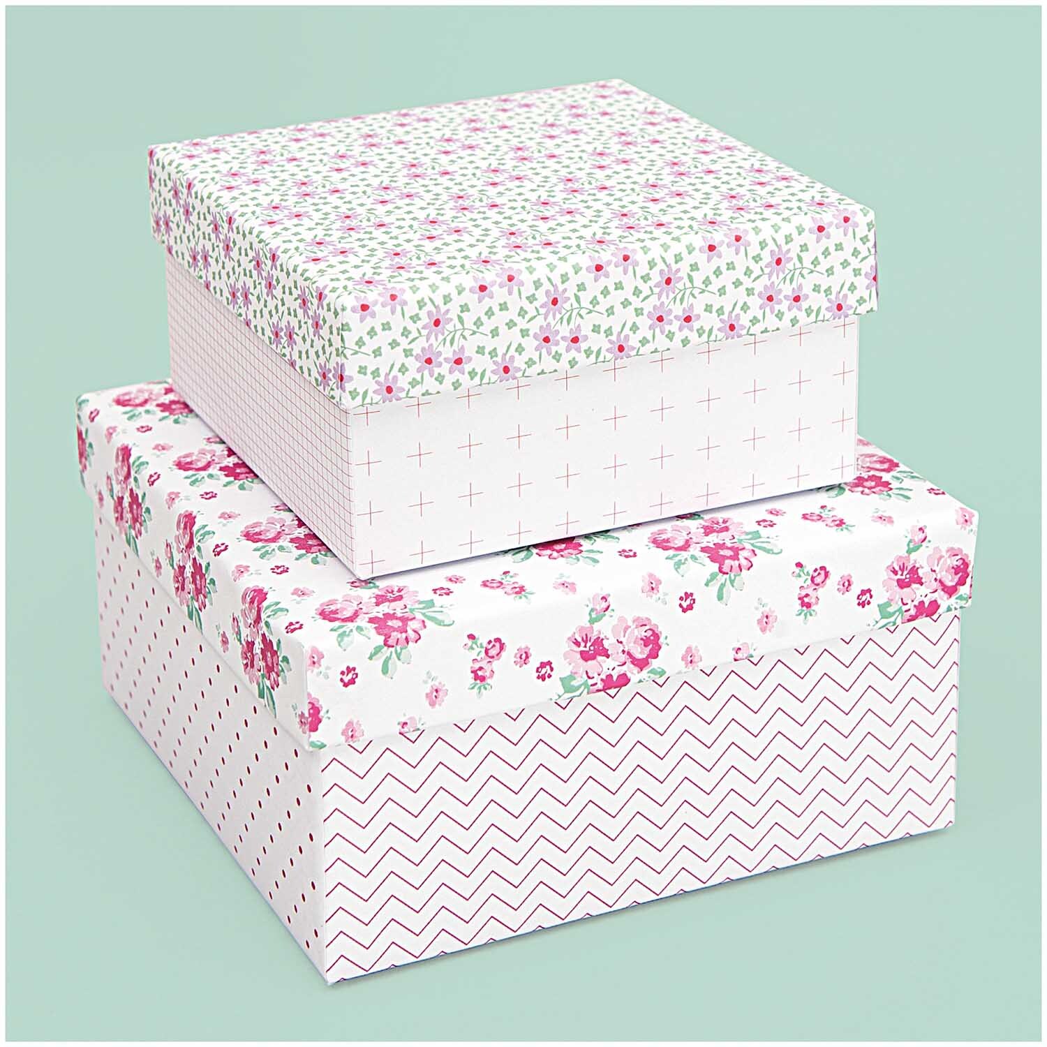 Quadratbox natur von Rico Design: Zwei dekorative Boxen mit floralen Mustern auf mintgrünem Hintergrund.