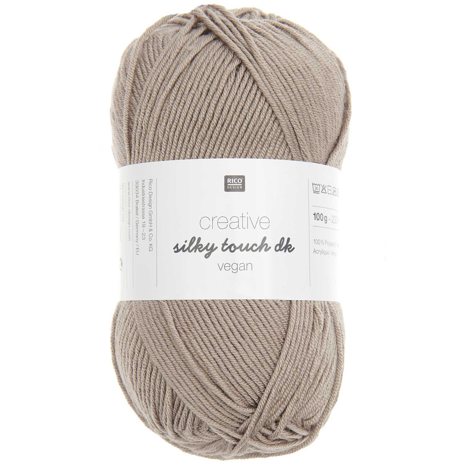 Strickset Shirt Modell 10 aus Lovewool Nr. 18: Beigefarbenes Garnknäuel von Rico Design, vegan und weich.