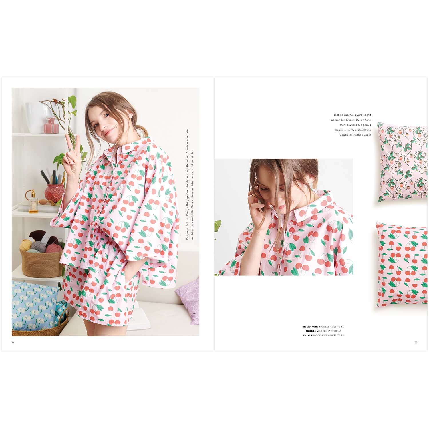 Das Rico Nähbuch Just Bees + Fruits + Flowers zeigt eine Frau in einem bunten, gemusterten Kleid, umgeben von dekorativen Kissen.