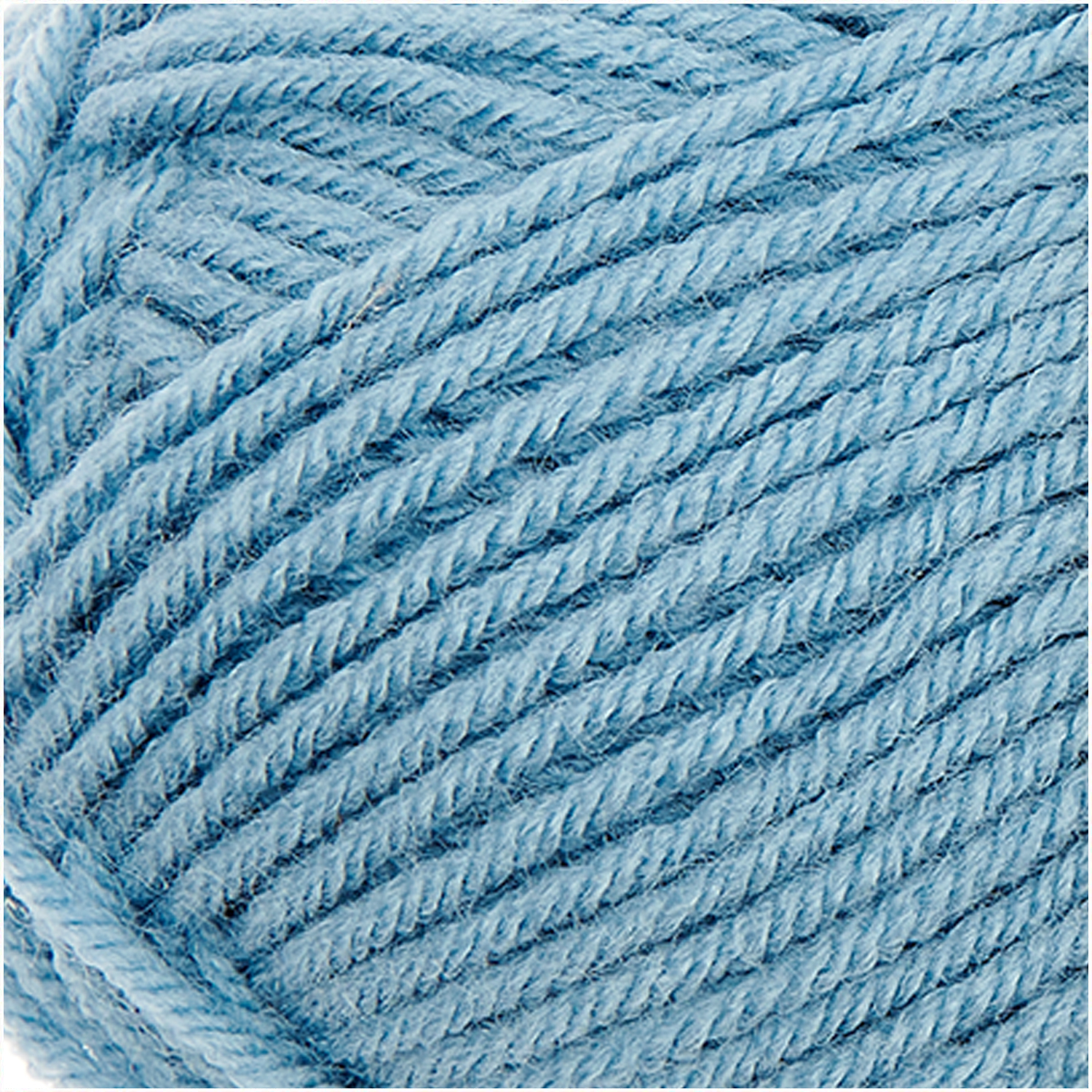 Babywolle von Rico Design in Blau, 50g 150m. Nahaufnahme eines weichen, blauen Wollknäuels.