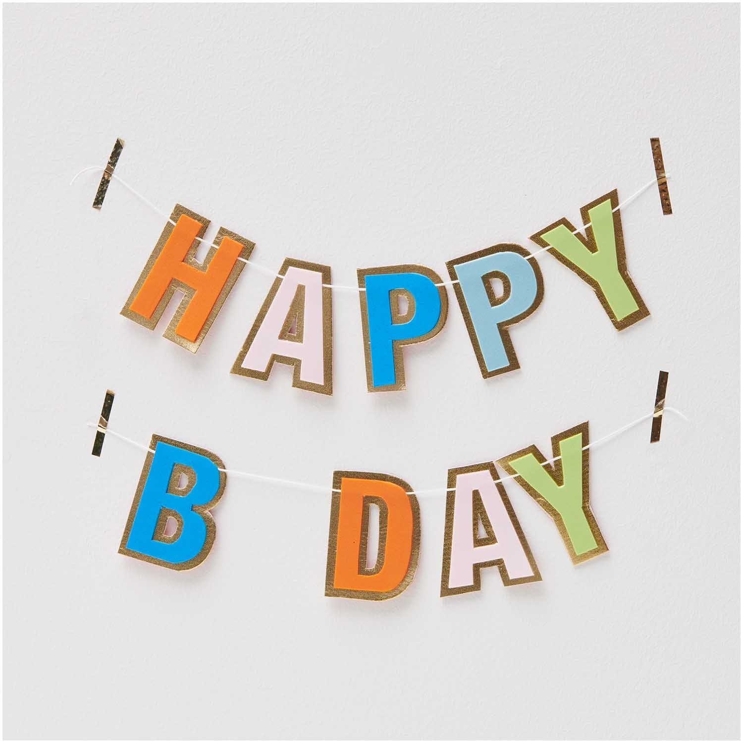 Moosgummiplatte 30x40cm 2mm: Bunte Buchstaben in verschiedenen Farben bilden den Schriftzug "HAPPY B DAY" an einer Wand.