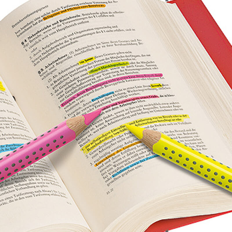 Jumbo Grip Textliner: Zwei Textmarker in Pink und Gelb von Faber Castell markieren Text in einem Buch.