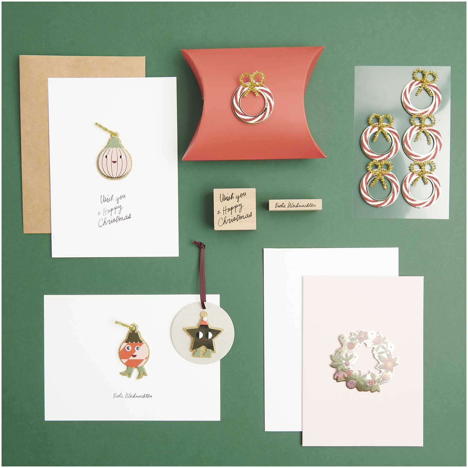 Paper Poetry 3D-Sticker Helleborus von Rico Design auf grünem Hintergrund mit Weihnachtskarten und Dekorationen.