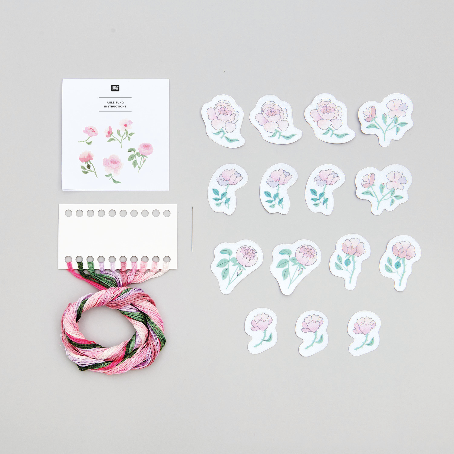 Stick and Stitch Rosen: Set mit 15 Stickvorlagen von Rico Design, inklusive Garn in Rosa- und Grüntönen. Ideal für kreative Projekte.