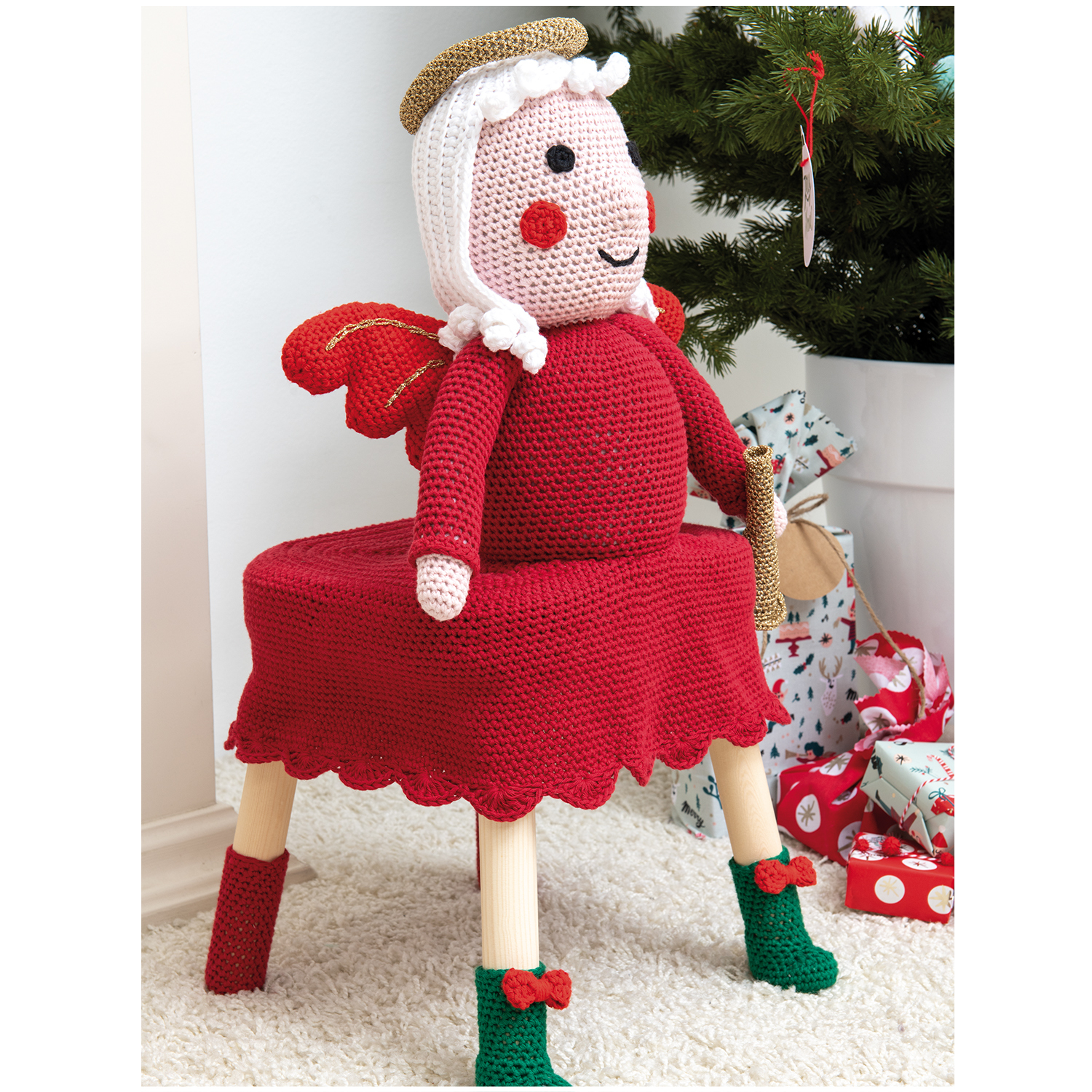 Creative Lamé: Handgefertigte Weihnachtsengel-Dekoration in Rot mit goldenen Details, ideal für festliche Anlässe.
