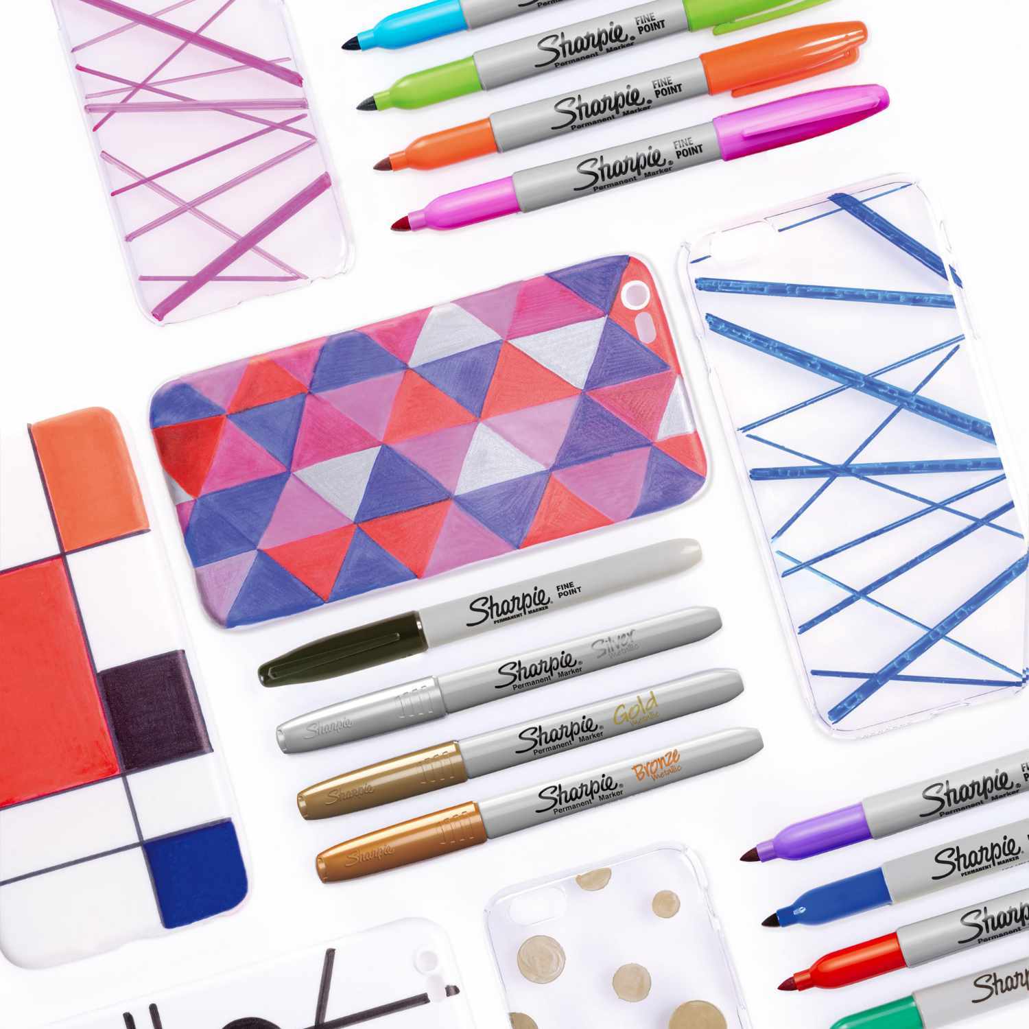 Permanentmarker fein Fun Farben 4 Stück von Sharpie neben bunten Handyhüllen und Notizbüchern auf weißem Hintergrund.