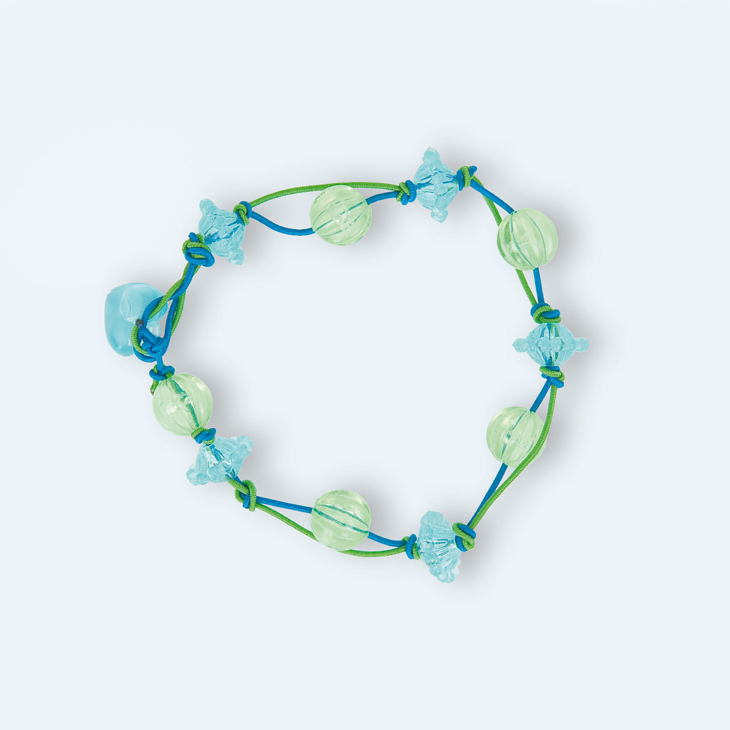 Anleitung DIY Perlenset Beads Armband basteln: Ein Armband aus blauen und grünen Perlen auf elastischem Band.
