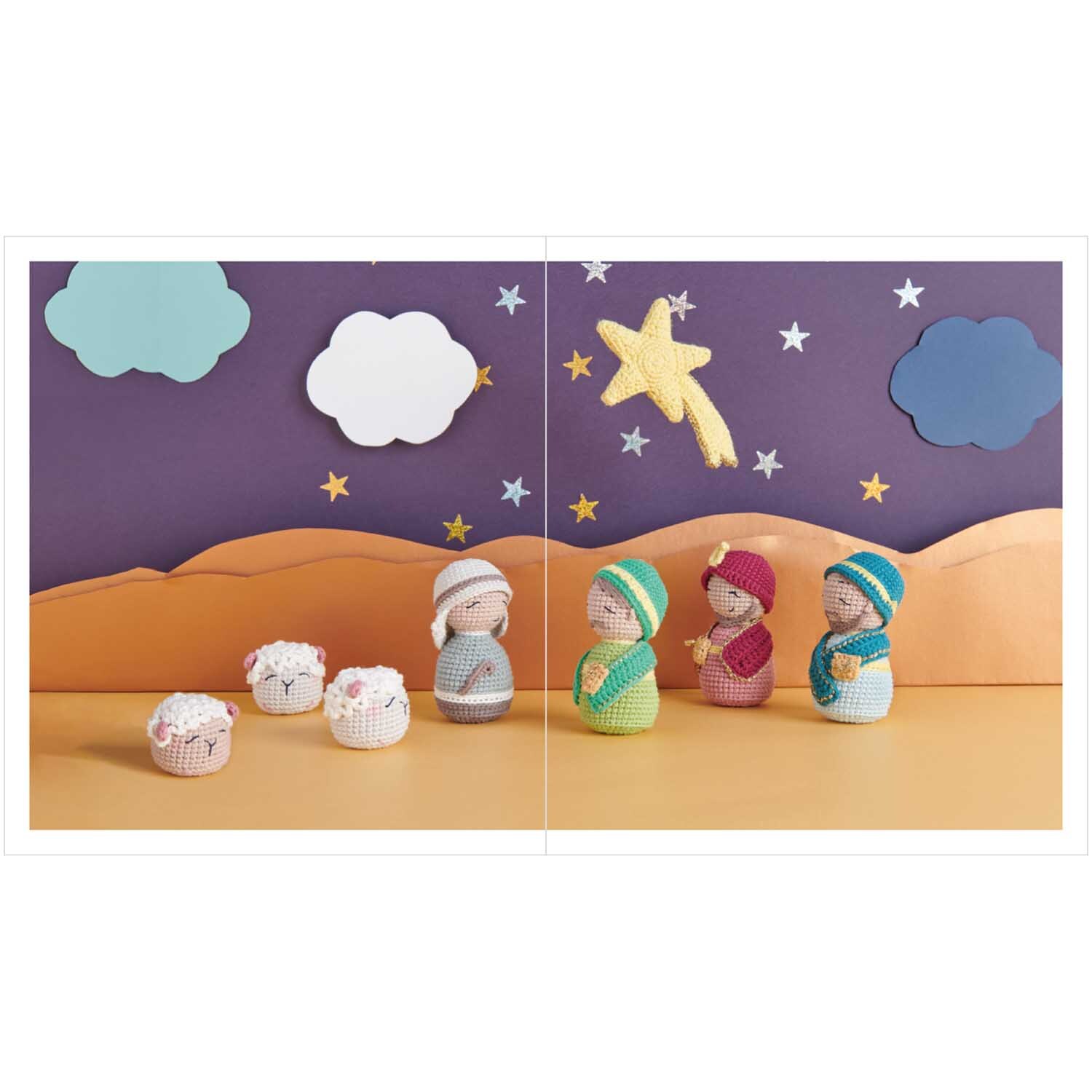 Ricorumi Weihnachtskrippe niederländisch: Handgehäkelte Figuren vor einem Sternenhimmel mit Wolken.