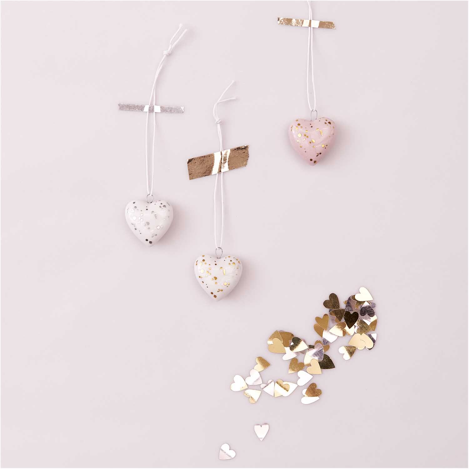 Flitter Herz 100 Stück: Herzförmige Dekorationen in Roségold und Gold von Rico Design, ideal für festliche Anlässe.