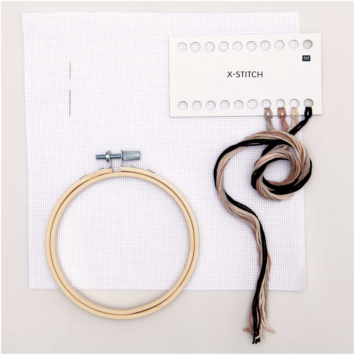 Stickpackung Mini Kit Alphabet Bild Ø 10cm mit Stickrahmen, Garn und Stoff von Rico Design. Ideal für kreative Handarbeiten.