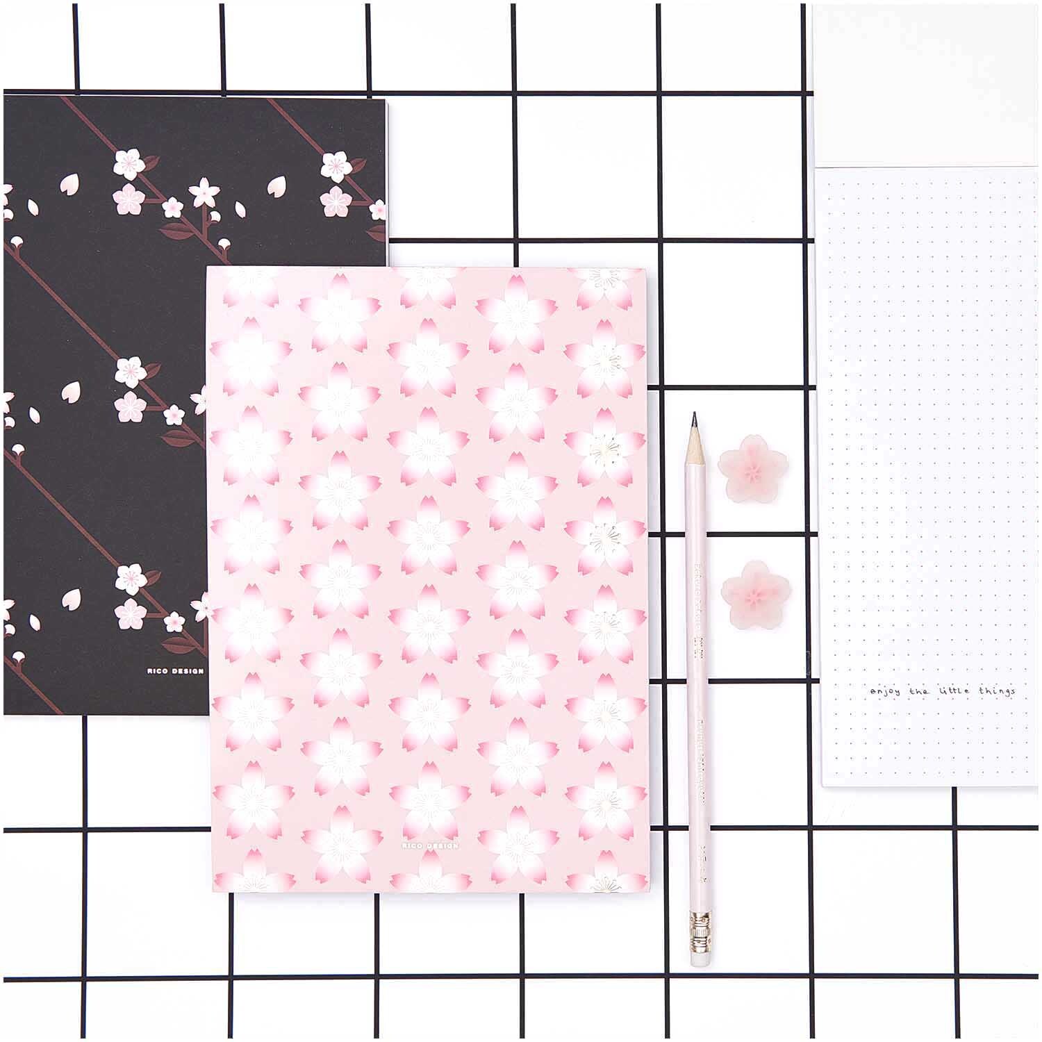 Paper Poetry Notizblock mit Kirschblütenmuster, A5, 50 Blatt, 100g/m², von Rico Design, auf einem karierten Hintergrund mit passendem Stift.