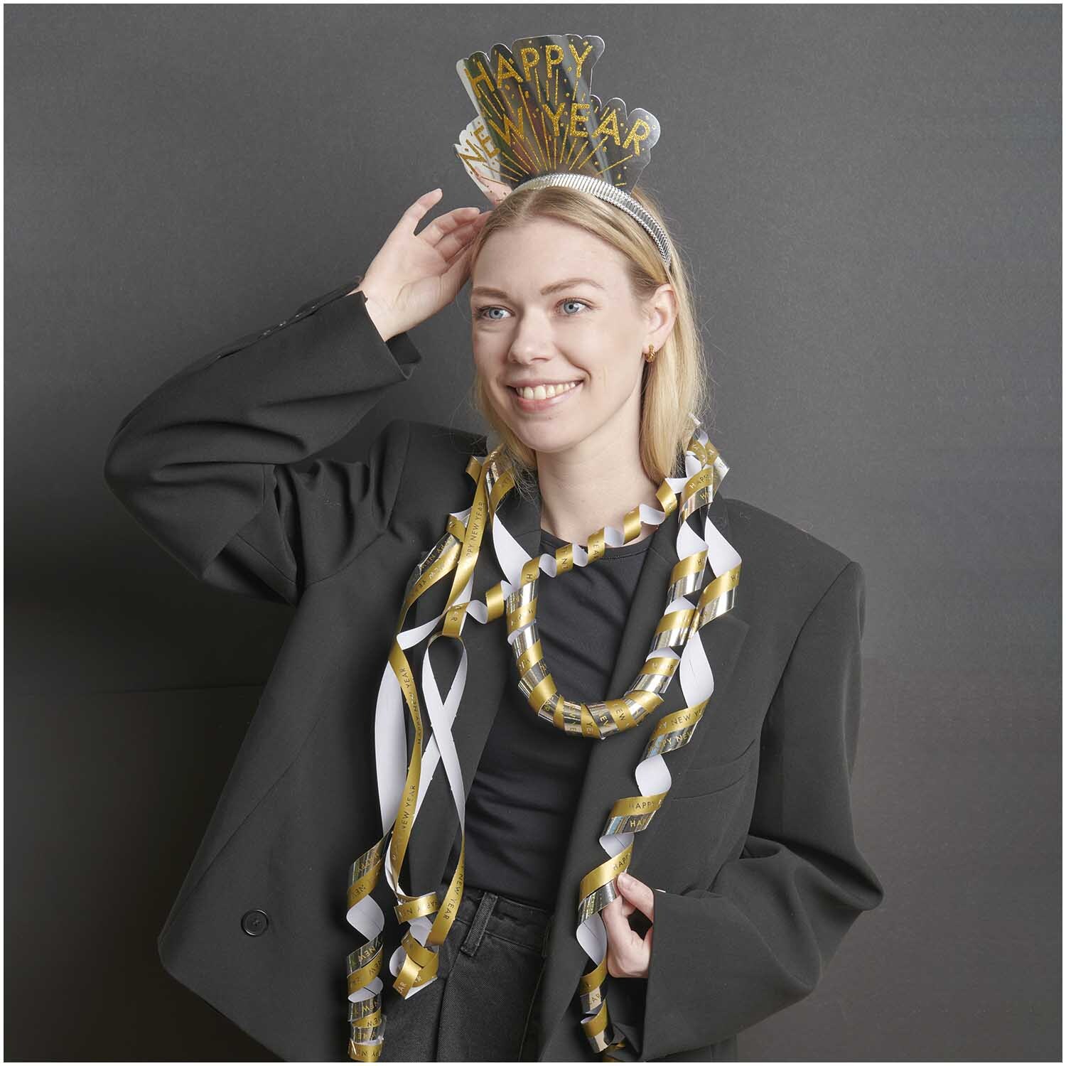 Haarreifen Happy New Year 6 Stück: Frau mit festlichem Haarreifen und goldenen Luftschlangen, ideal für Silvesterfeiern.