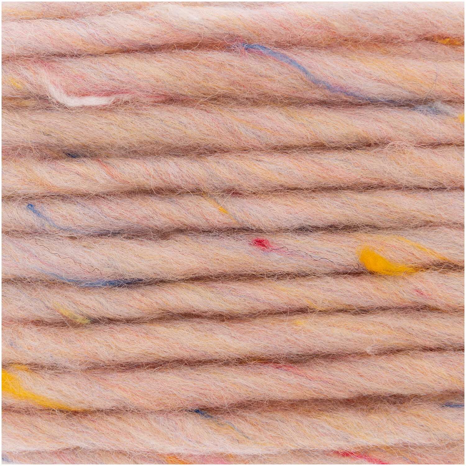 Essentials Super Tweed super chunky von Rico Design in Puder, 100g 90m, zeigt weiche, dicke Wolle mit bunten Akzenten.