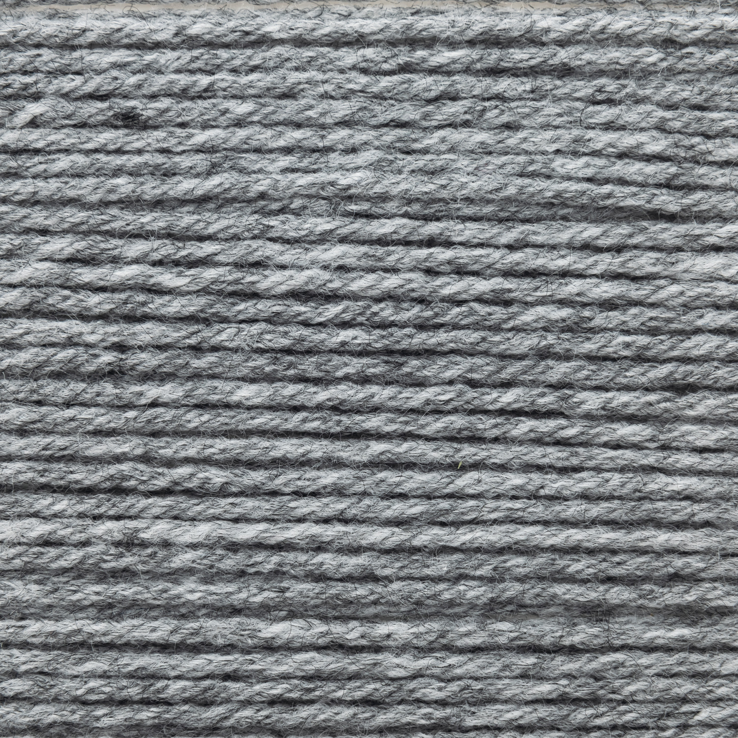 Rico Baby Classic dk: Nahaufnahme von weichem Garn in Silber Melange, ideal für Strickprojekte.