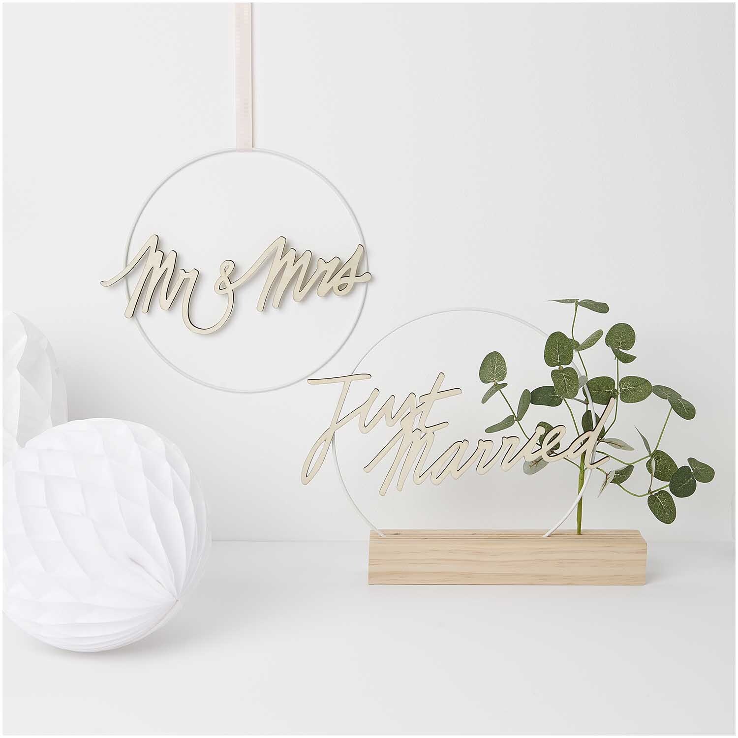 Holzschriftzug "Just married" auf Holzsockel, dekoriert mit Pflanzen, von Rico Design.