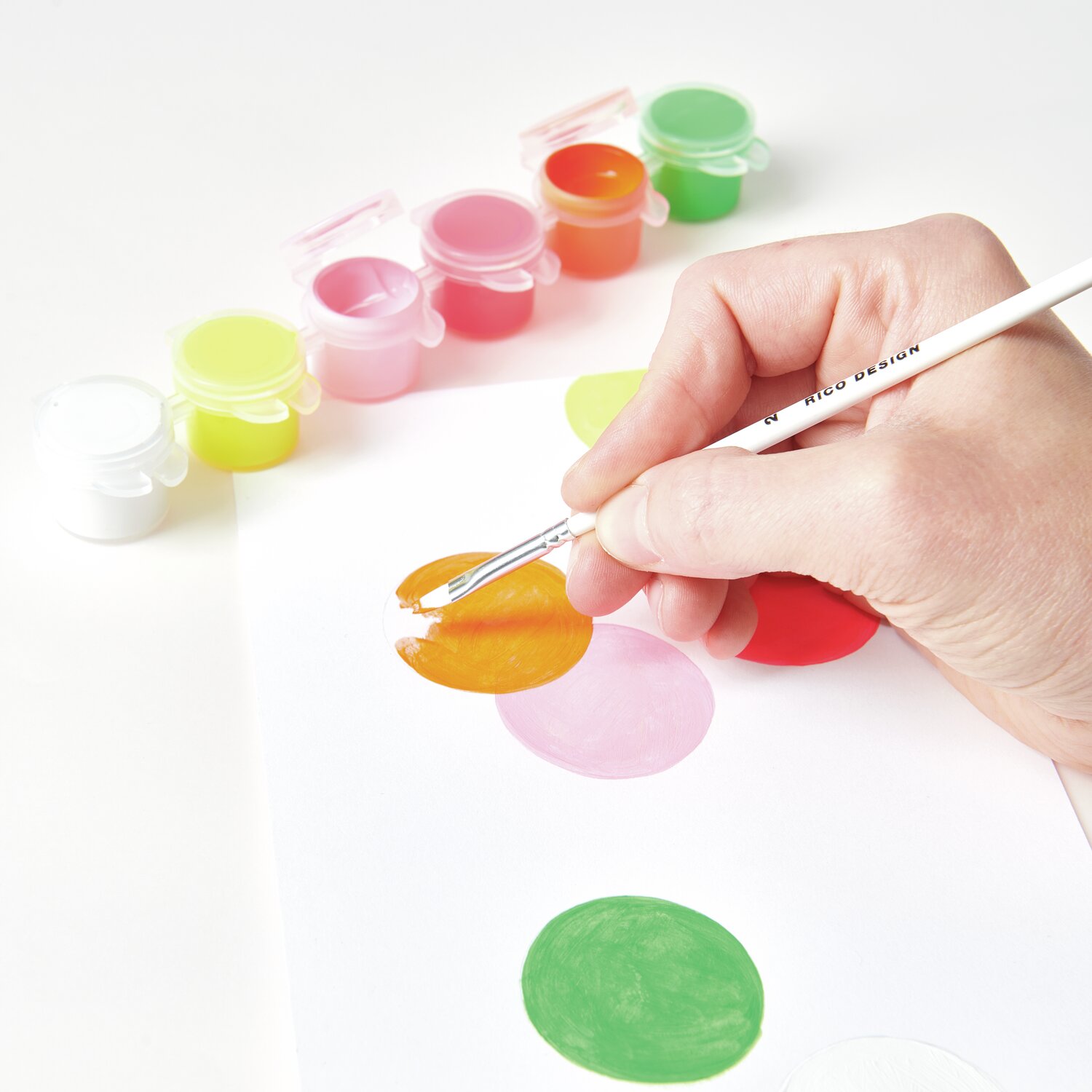 Acrylini Pods: Hand malt mit Pinsel bunte Kreise auf Papier. Neonfarben von Rico Design, 6x3,5ml.