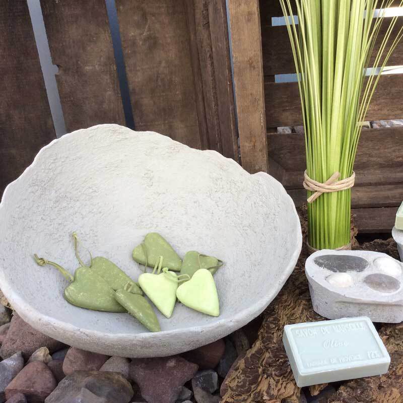 Gießbeton Eimer 1500g von Viva Decor: Dekorative Schale mit grünen Herzanhängern auf Kieselsteinen.