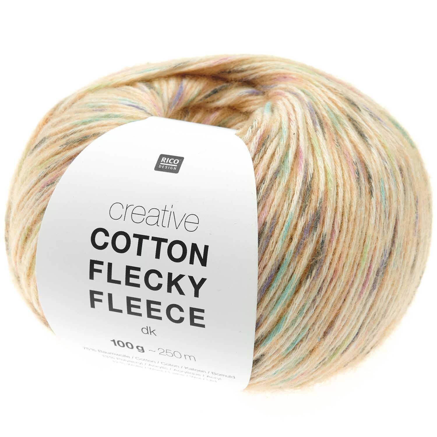 Creative Cotton Flecky Fleece dk Strickset zeigt ein weiches, mehrfarbiges Garn von Rico Design. Ideal für kreative Strickprojekte.