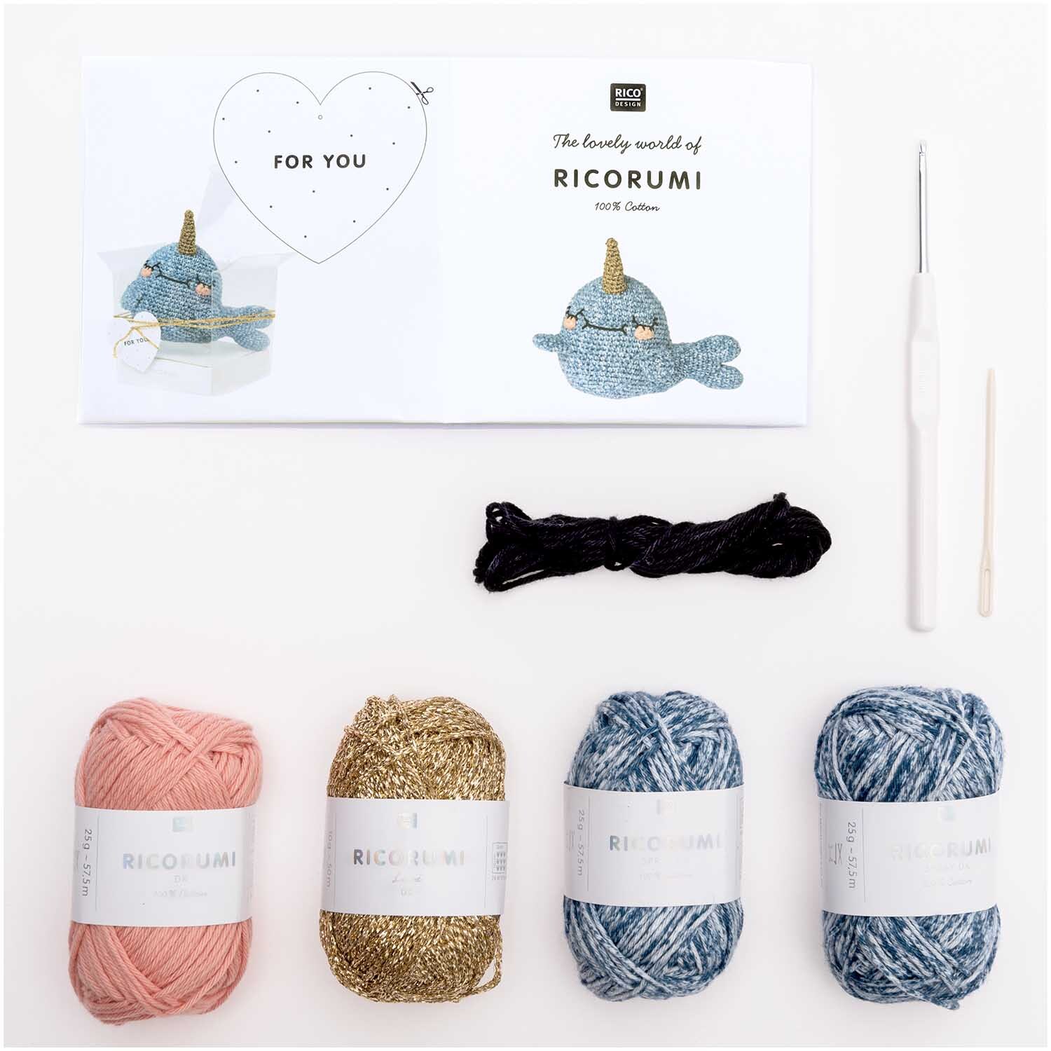 Häkelset Ricorumi Animals Narwal mit Garn in Rosa, Gold und Blau, Häkelnadel und Anleitung.