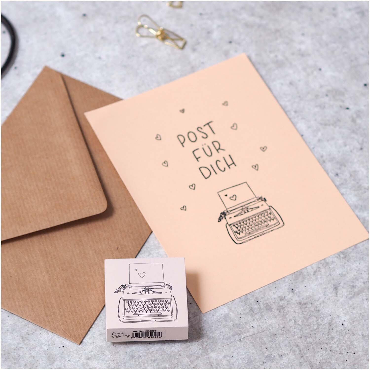 Stempel Post für dich rosa 35x45mm zeigt eine Karte mit Schreibmaschine und Herzen, daneben ein passender Stempel.