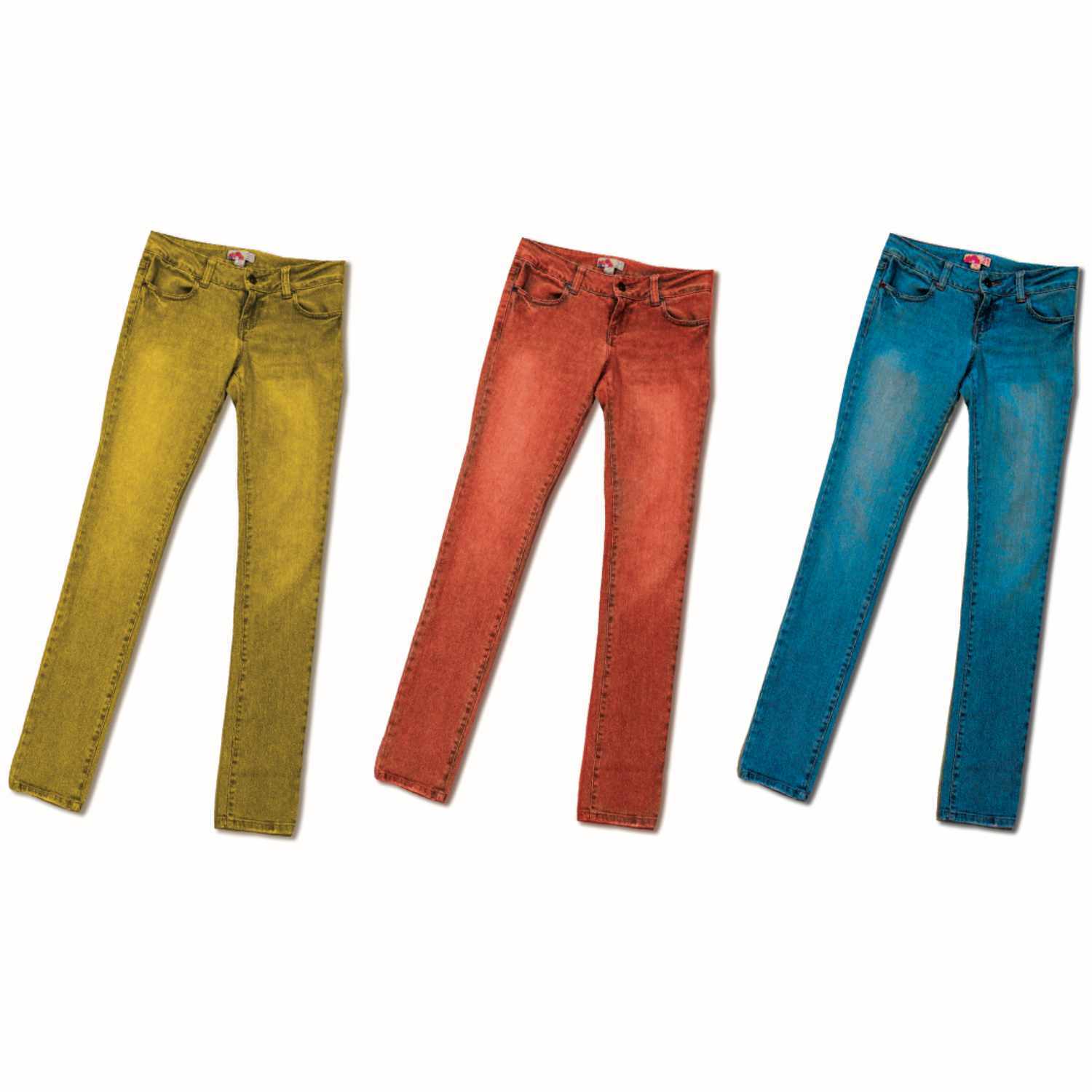 iDye Direct Textilfarbe: Drei Jeans in Gelb, Rot und Blau, gefärbt mit JACQUARD iDye.