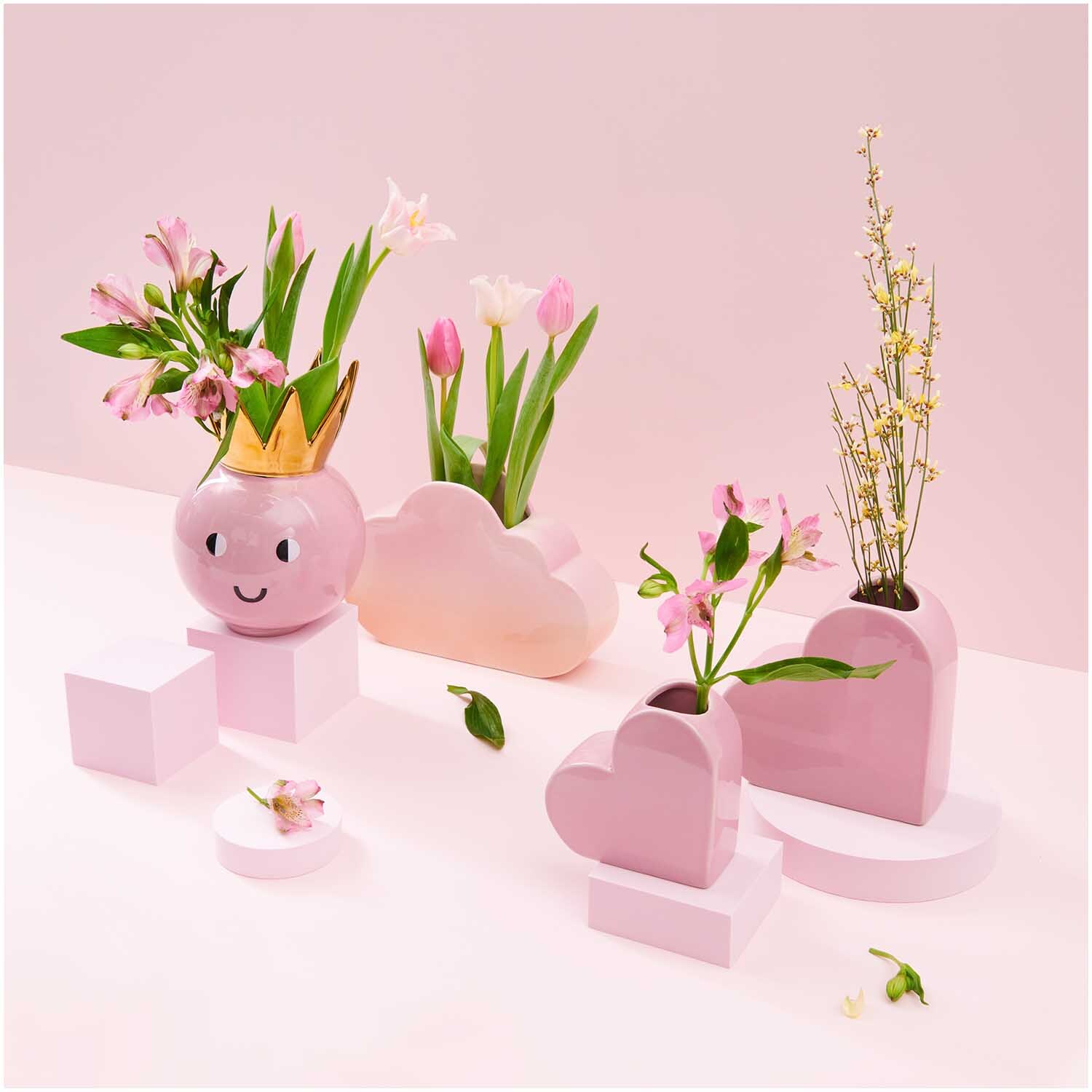 Keramik Vase Herz groß 16x6x16cm in Rosa von Rico Design, gefüllt mit Blumen, auf rosa Hintergrund.