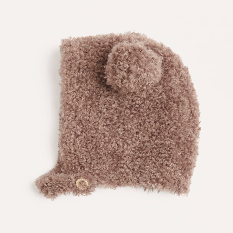 Eine Mütze mit Teddyohren aus einem braunen Teddygarn gestrickt. Modell 23 aus Ricor Baby 40.