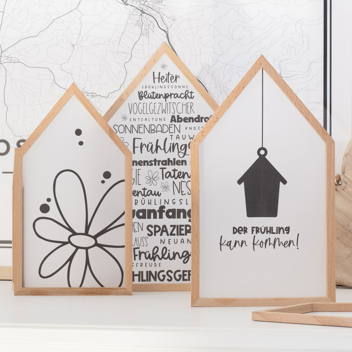 Inspiration Frühling Häuser Deko: Drei Holzrahmen in Hausform mit Frühlingsmotiven und Schriftzügen.