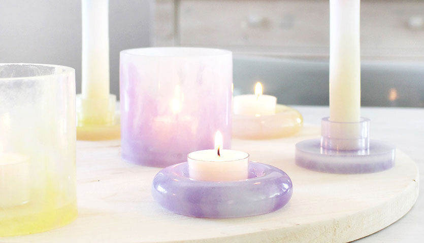 Inspiration Kerzenhalter aus Resin von Tinkerhome in Pastelltönen auf einem Tisch arrangiert.