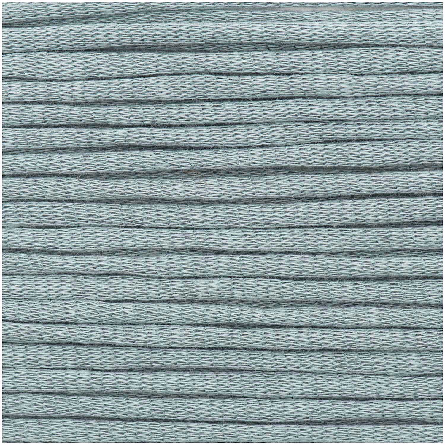 Fashion Jersey in Blau-Grau von Rico Design, 50g 72m. Nahaufnahme eines gestrickten Stoffes mit feiner Struktur.
