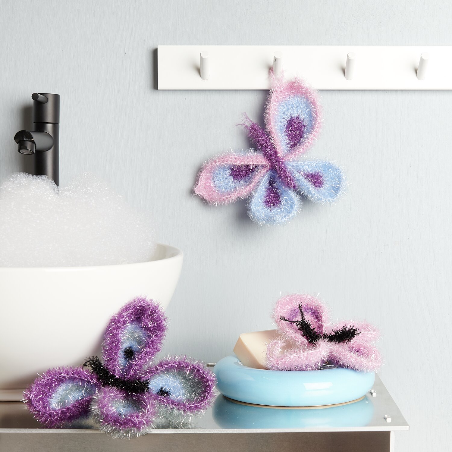 Häkelset Creative Bubble Schmetterling von Rico Design: Bunte Schmetterlinge als Deko im Bad.