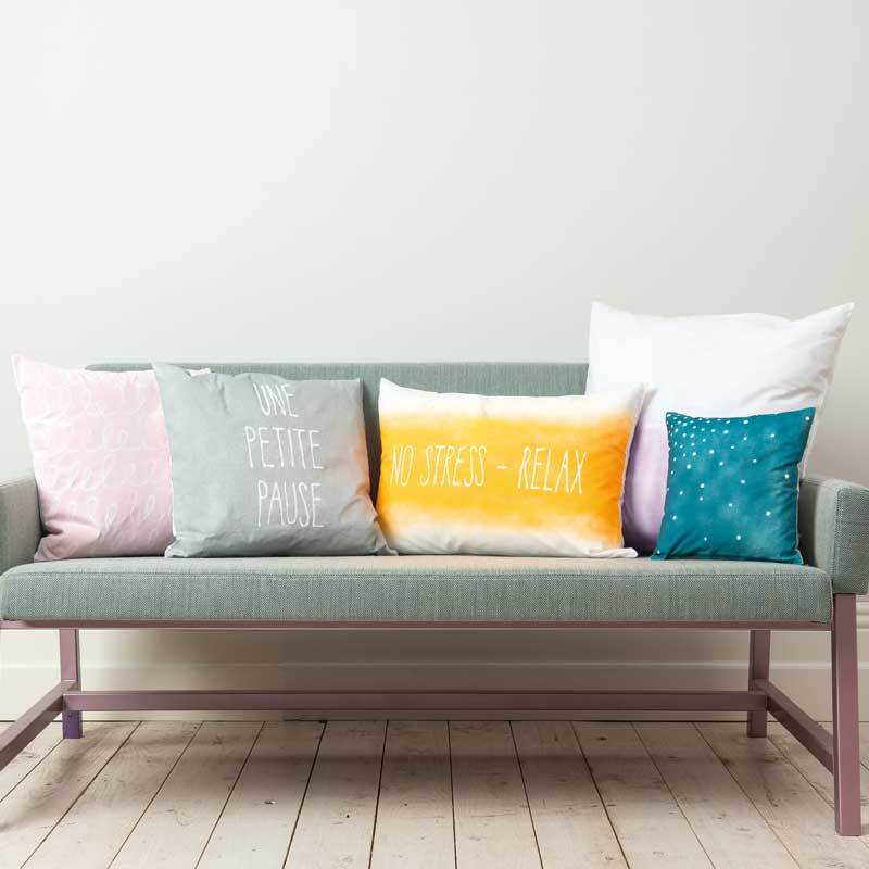 Textil Spray: Fünf dekorative Kissen auf einem Sofa, gestaltet mit Rico Design. Ideal für kreative Wohnideen.
