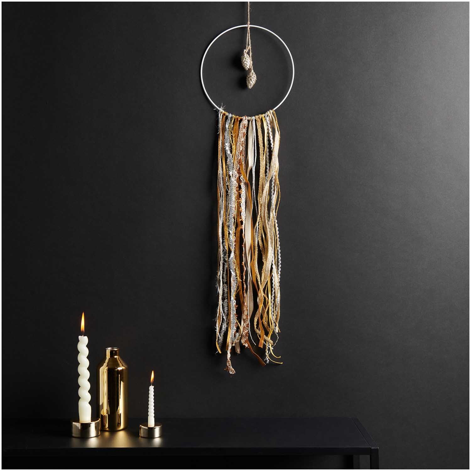 Ribbon Set Lucky Dip 30teilig: Eleganter Traumfänger mit gold-silbernen Bändern vor schwarzem Hintergrund.