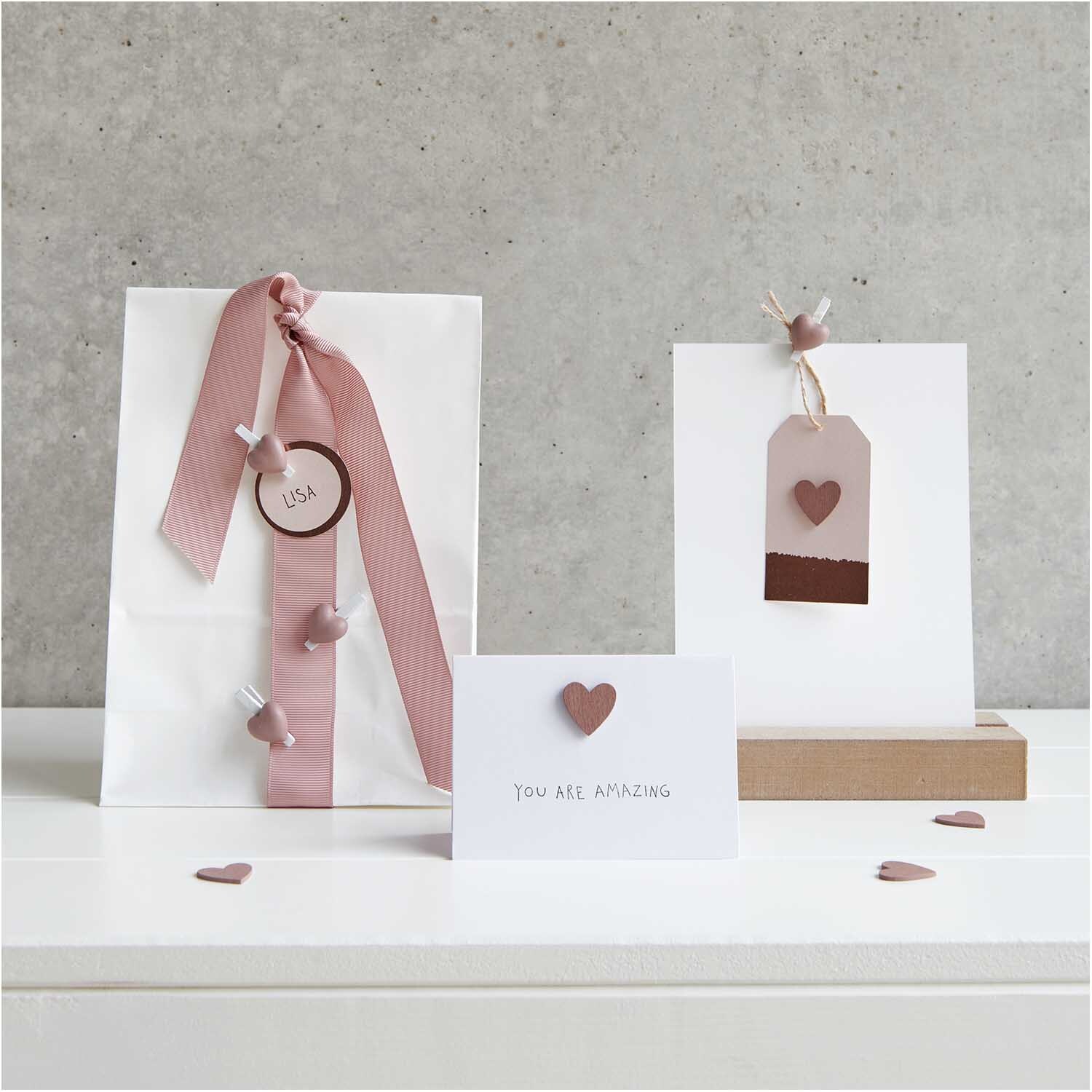 Holzstreu Herz 48 Stück: Dekorative roségoldene Herzen von Rico Design auf Geschenktüten und Karten.