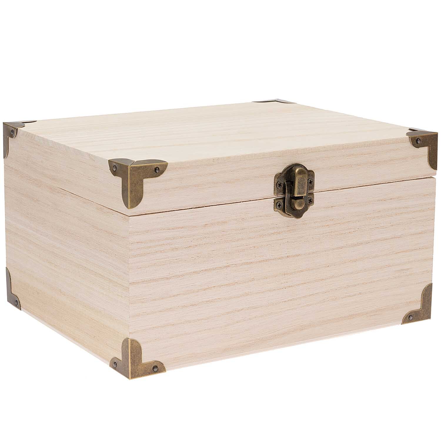 Holz-Schatztruhe mit Beschlägen, naturbelassen, von Rico Design. Rechteckige Form mit Metallbeschlägen.