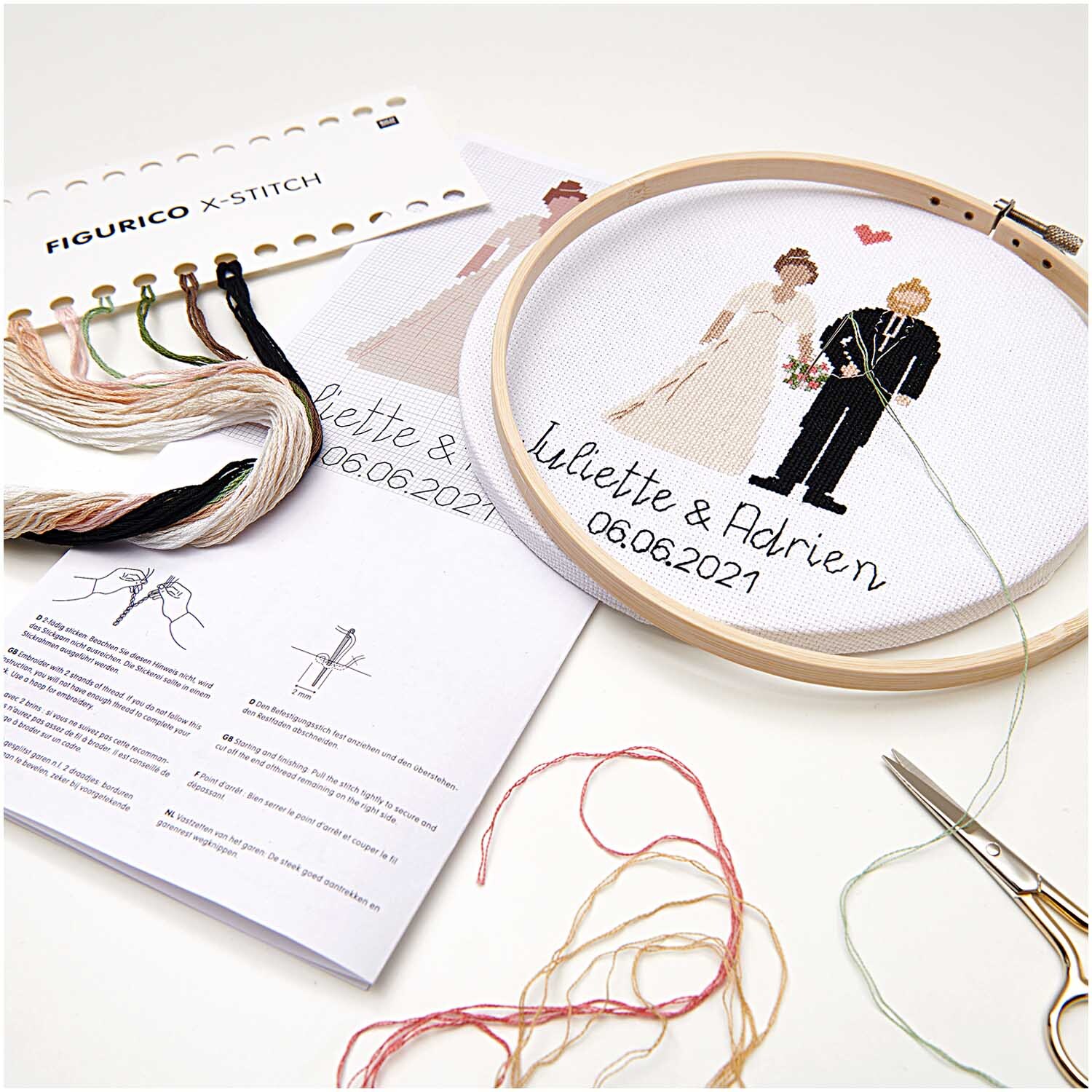 Figurico Stickpackung Wedding Ø 20cm zeigt ein Hochzeitspaar im Stickrahmen mit Garnen und Anleitung.