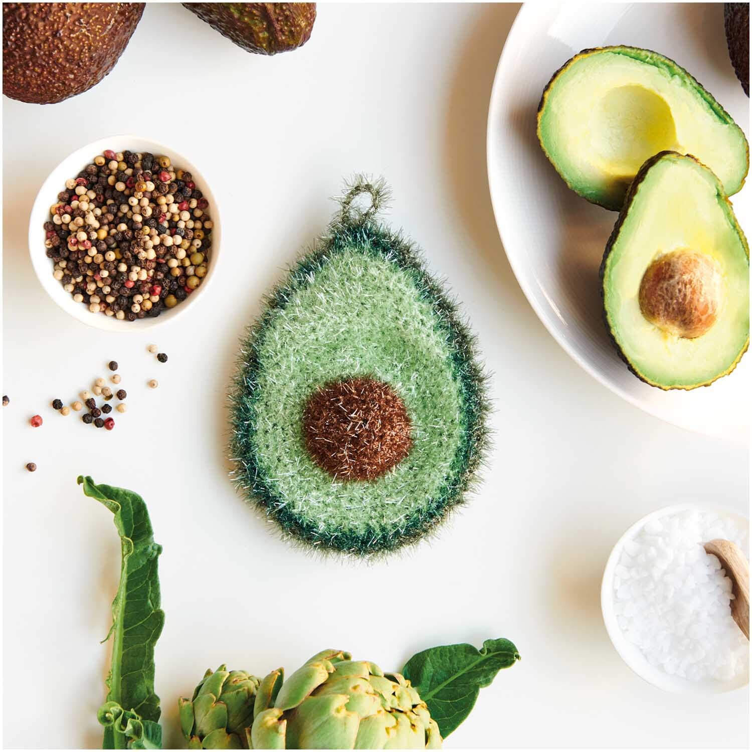 Creative Bubble: Grüner Avocado-Schwamm von Rico Design, umgeben von Gewürzen und frischen Avocados.