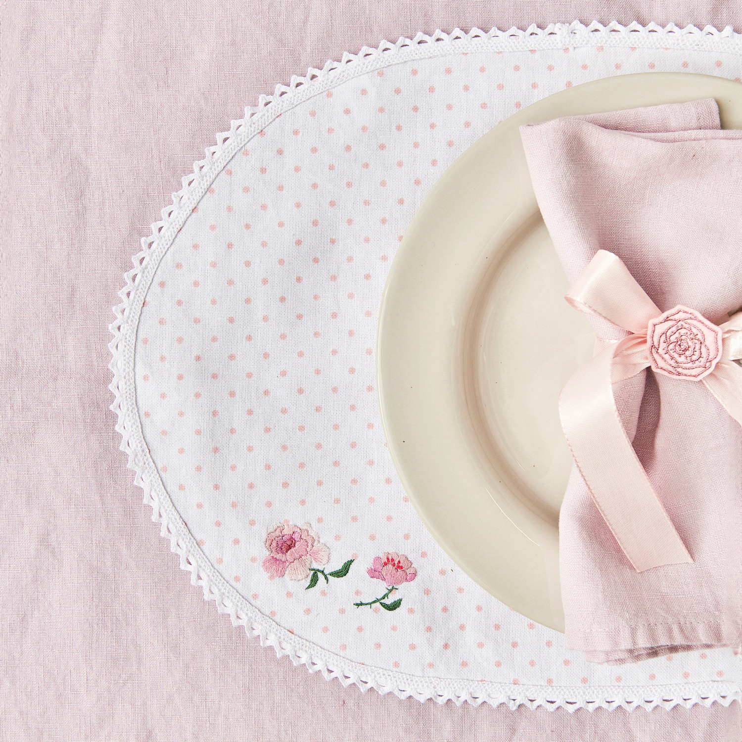 Stick and Stitch Rosen von Rico Design: Elegantes Tischset mit Rosenstickerei und rosa Serviette.