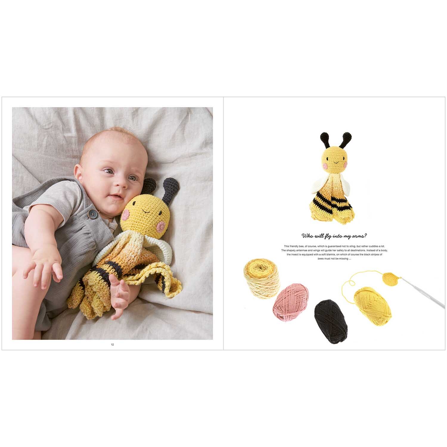 Ricorumi Baby Blankies: Ein Baby liegt mit einer gestrickten Bienenpuppe von Rico Design auf einem Bett.